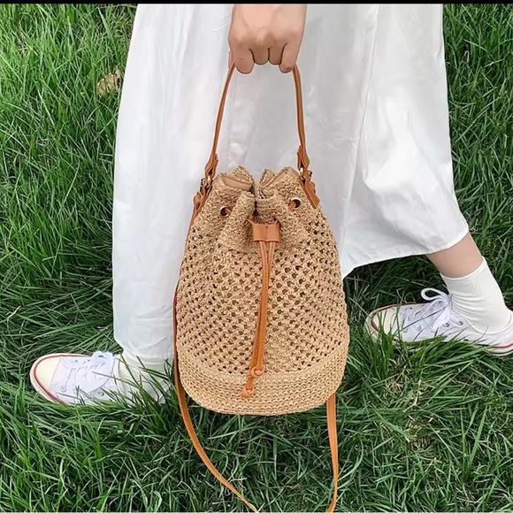 Elegant Tan Woven Crossbody Bag - Picture 3 of 5